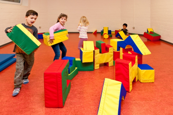 Bewegung ist uns sehr wichtig. Die Nebenräume sind dementsprechend ausgestattet. Im Bewegungsraum finden angeleitete Stunden statt, und im freien Spiel nutzen die Kinder vielfältige Geräte.