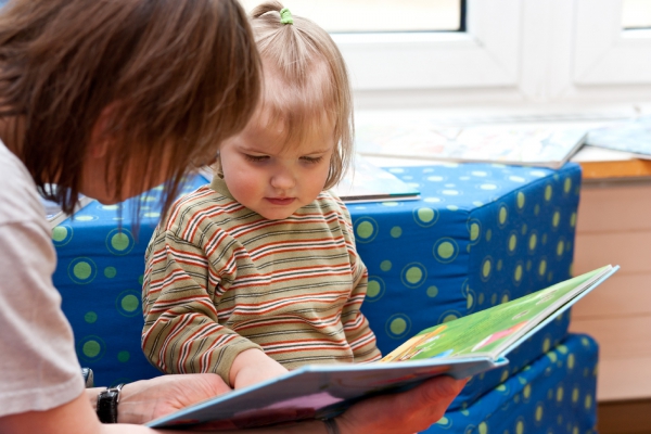 Geschichten hören und Bilderbücher anschauen, so wird die Welt für die Kinder greifbar. Besonders Spaß macht es, wenn einmal die Woche unsere Lesepatin ins Haus kommt. Sie erzählt von fernen 