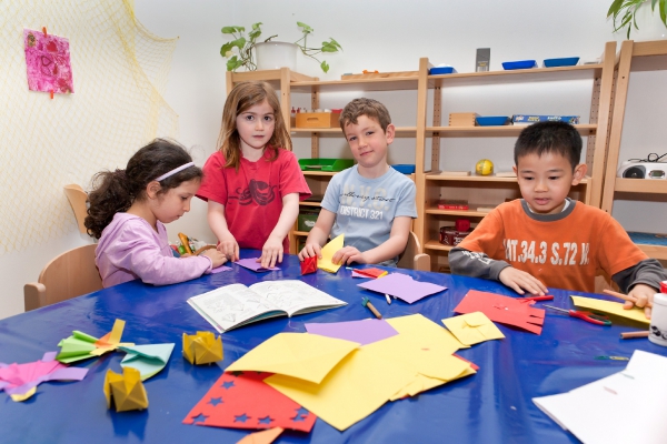 Die vielen Ideen der Kinder können im Kreativbereich umgesetzt werden. Impulse des Erwachsenen und angebotene Materialien erweitern ihre Feinmotorik, Fantasie, Ausdauer und Konzentration.