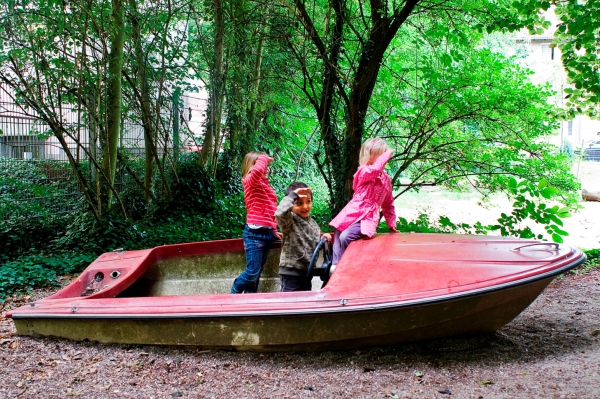 3 Kinder auf hoher See. Unsere Boot auf dem Außengelände, ein beliebter Ort für kleine Abenteurer.