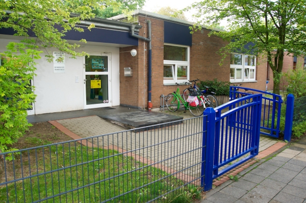 Eingangsbereich Familienzentrum Stralsunder Straße 28. Herzlich Willkommen.