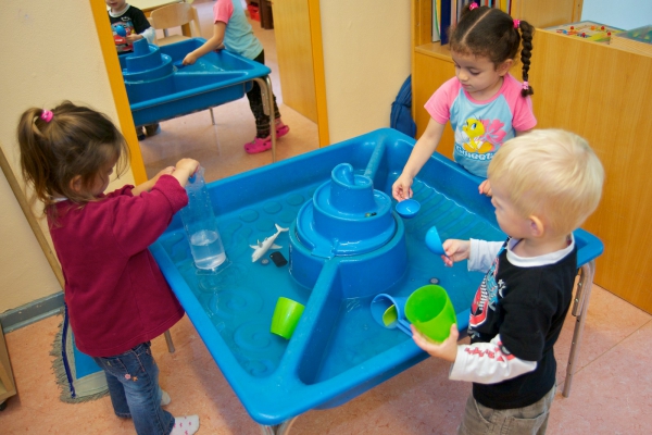 Experimente mit Wasser in der T1-Gruppe.