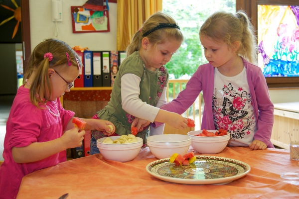 Spielerische Umsetzung der Leitlinien für gesunde Ernährung im "Kochstudio" der Düsseldorfer Familiengruppe.