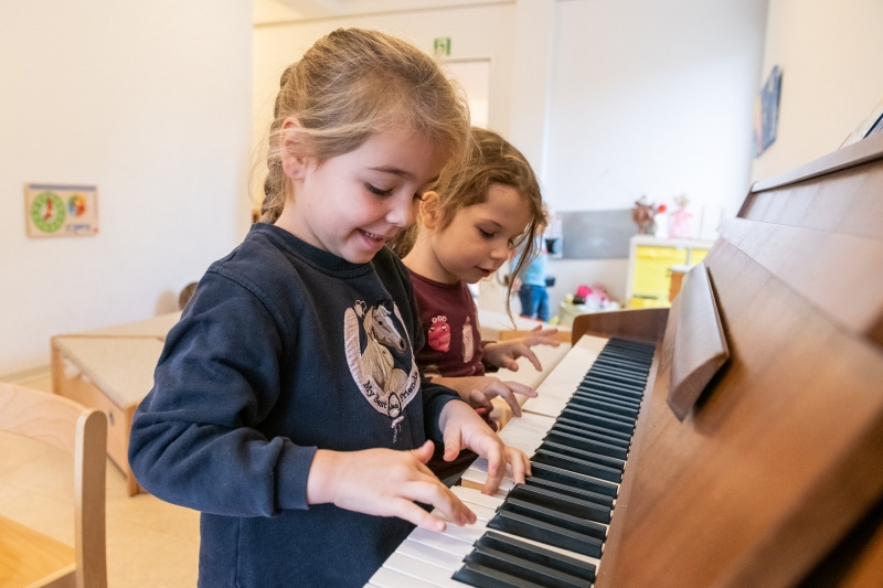 Miteinander musizieren macht Spaß. In unseren Räumen finden die Kinder unterschiedliche Musik- und Klanginstrumente zum freien Experimentieren. So wird erstes Interesse gefördert.