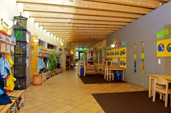 Flur mit Garderoben und Montessoriteppich