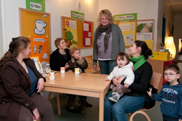 Unsere Elternecke ist jeden Morgen bis 9.30 Uhr geöffnet. Trinken Sie einen Kaffee oder Tee mit anderen Eltern!