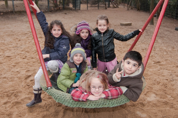 So viele Kinder passen in die Nestschaukel! Oder vielleicht noch mehr?
