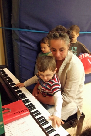 Musik liegt in der Luft, ob am Klavier, im Singkreis, in den Morgenkreisen oder mit Orff´schen- Instrumenten!