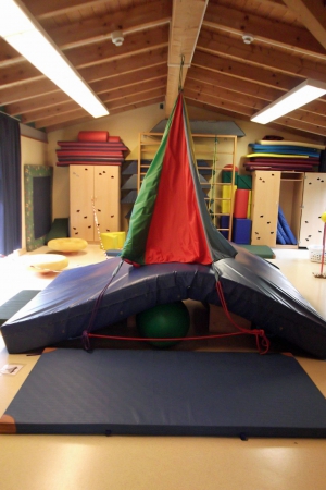 In unserer großen Turnhalle können die Kinder viele Bewegungserfahrungen sammeln!