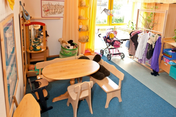 Die Rollenspielecke lädt die Kinder ein, in andere Rollen zu schlüpfen und sich vielfältig zu verkleiden.