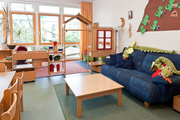 Unsere Gruppenräume sind für das Spiel in Kleingruppen in unterschiedliche Bereiche aufgeteilt, z.B. Rollenspielverkleidungsecke, Lesebereich, Bau- und Konstruktionsteppich, Kreativtisch.