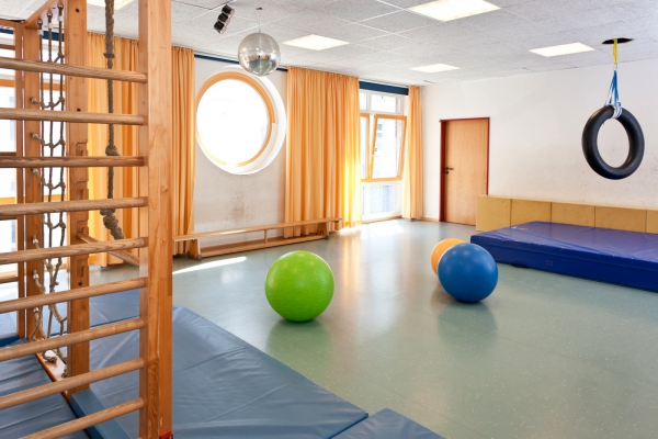 Unser Mehrzweckraum steht den Kindern im Freispiel für alle Aktivitäten zur Verfügung, die viel Bewegungsfreiheit erfordern, wie z. B. klettern, rutschen, kriechen, laufen, hüpfen und auch to