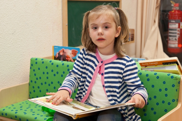 Auf der Bank in der Familiengruppe kann man sich ungestört Bücher ansehen.