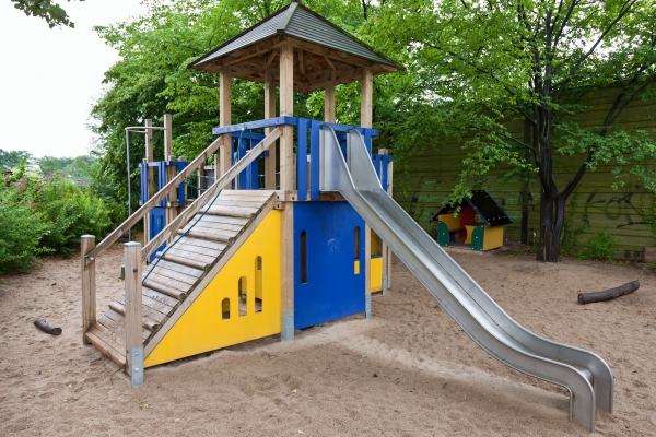 Ein Spielgerät im Aussenbereich, das zum Klettern und Rutschen einlädt.
