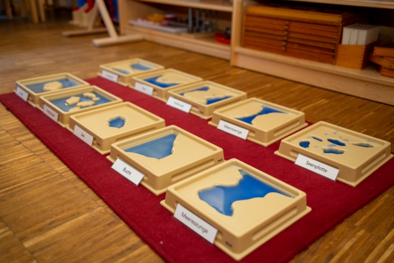 Auch geografische Erfahrungen, wie die Bestimmung von Land- und Wasserformen, bietet das Montessori Material.