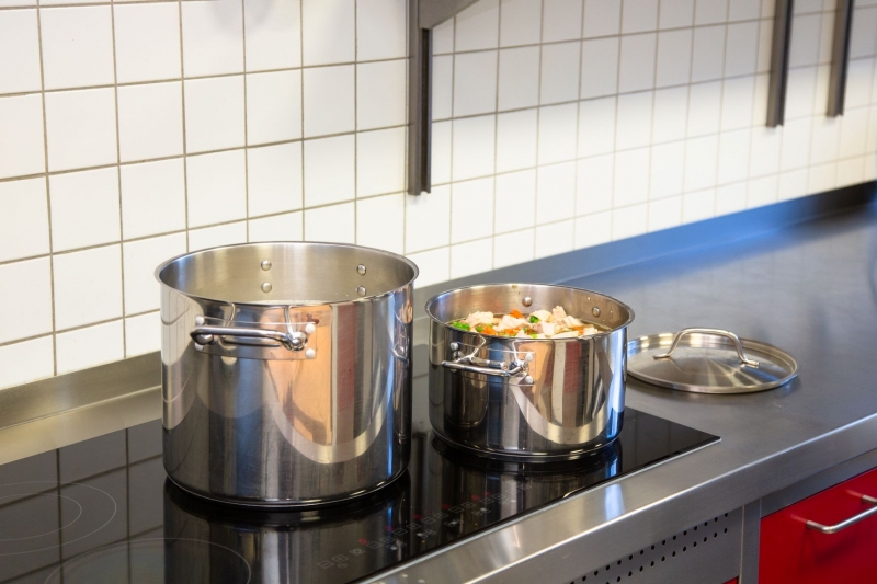 Zwei Köchinnen kochen täglich frisch für die Kinder.
