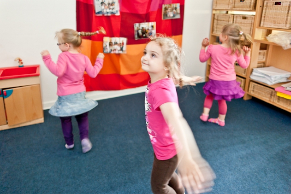 Musik und Tanz geben den Kindern Gelegenheit, sich auszudrücken.
