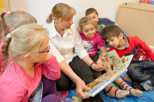 Beim Vorlesen und Anschauen von Bilderbüchern entdecken die Kinder immer wieder etwas Neues und erweitern somit ihr Wissen.