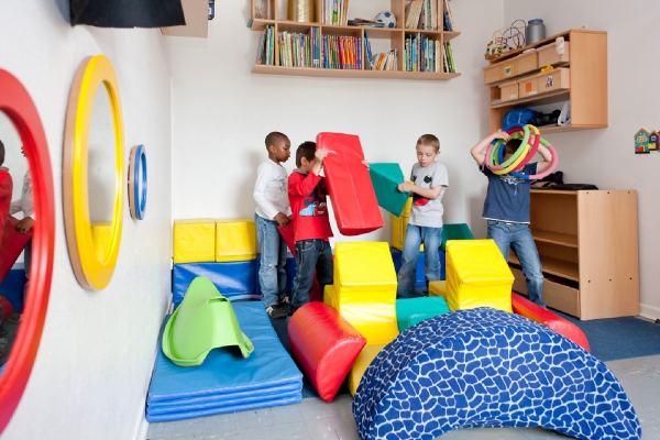 Mit Softbausteinen und Matten bauen sich die Kinder ihre eigene Bewegungsbaustelle.