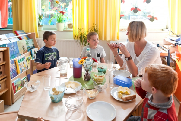 Das Frühstück bietet den Kindern Gelegenheit, sich mit anderen Kindern und den Betreuungspersonen zu unterhalten.
