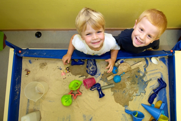 Mit Sand herumexperimentieren - nicht nur im Sommer.