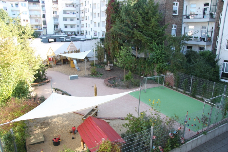 Unser Außenbereich wurde erst 2013 komplett renoviert. Alle Spielgeräte sind neu, es wird für alle Altersgruppen kindgerechtes Spielzeug angeboten. 