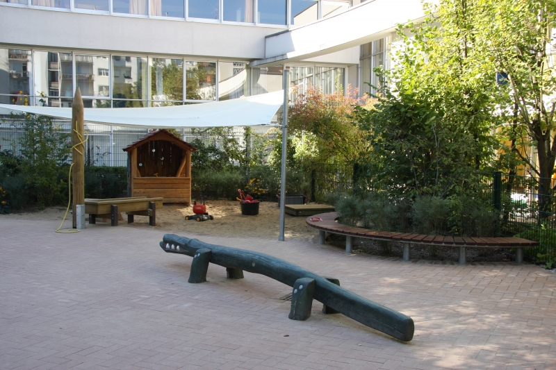 Unsere Kinder haben viel Freude daran, ihr eigenes Gemüse zu züchten: neben einer Kräuterspirale gibt es verschiedene Beete und Pflanzen, die liebevoll gepflegt und gegossen werden.