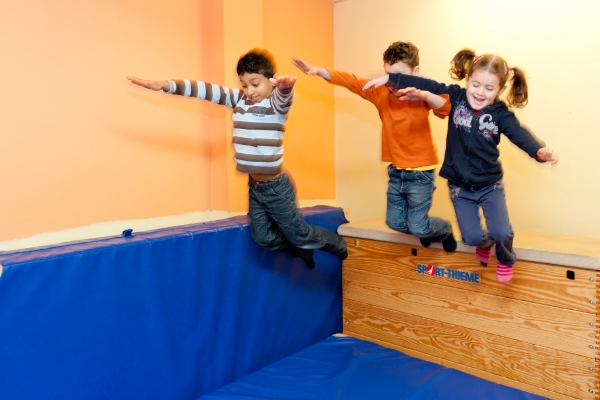 Durch viele unterschiedliche Bewegungsmöglichkeiten können Kinder ihre Fähigkeiten und Grenzen kennen lernen.