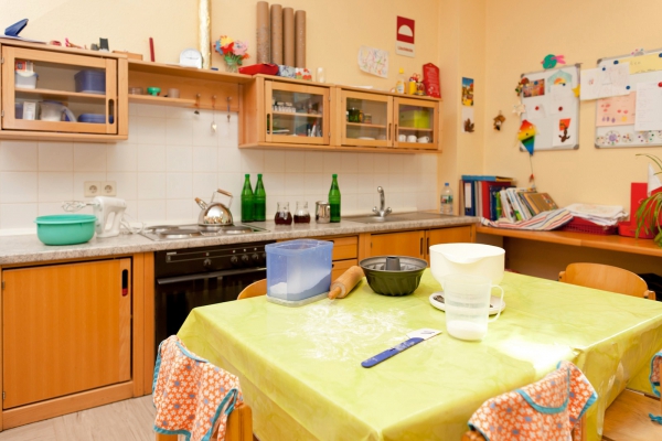 Im Kreativbereich - eine Kinderküche
Die Kinder können immer an drei Nachmittagen in der Woche kochen oder backen. 