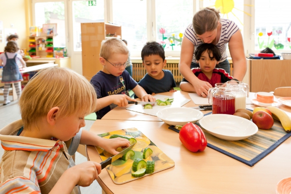 Die Kinder haben die Möglichkeit unser ausgewogenes, gesundes Frühstück unter Anleitung selbst zu schneiden und verschiedene Geschmacksrichtungen kennenzulernen.