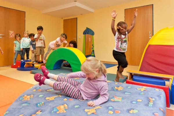 Die Kinder üben während der Bewegungsangebote Geduld, Konzentration, Körperbeherrschung und Selbstvertrauen.