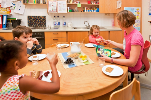 Gemeinsame Mahlzeiten wie die Frühstückszeit nutzen die Kinder zum Erzählen, zur Tagesplanung und zur Entspannung. Wir begleiten das Frühstück und bieten zudem  Früchte, Gemüse, Müsli und Wei