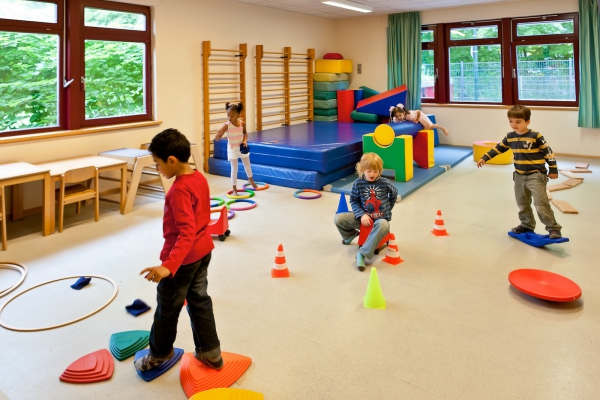 Die Kinder haben durch das tägliche freie Spiel und durch geplante Angebote im Bewegungsraum die Möglichkeit, ihre Fähigkeiten zu entdecken, den Raum zu erkunden und mit anderen in Kontakt zu