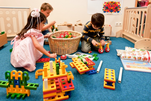 Im Konstruktionsspiel mit Lego oder Lasy gewinnt das Kind Kenntnisse über das Material, erforscht es, entwickelt Ideen und übt sich in seinen Handfertigkeiten. Schöpferisches Gestalten wird g