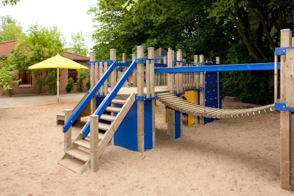 Ein vielseitig nutzbares Klettergerüst im Sandbereich des Außengeländes lädt die Kinder täglich dazu ein, ihrem Grundbedürfnis nach Bewegung und ihren Interessen nachzugehen. 