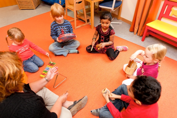 Anhand von verschiedenen Klang- und Geräuschmaterialien sowie Instrumenten machen die Kinder Erfahrungen mit Klängen, Rhythmik und Melodien.
Sie drücken Bedürfnisse und Gefühle über Musik au
