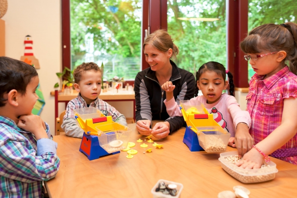 Durch das Bereitstellen von vielfältigem Material wird beim Kind die Freude am Experimentieren und Forschen geweckt. Spielerisch setzt es sich mit Materialeigenschaften, Mengen und Zahlen aus