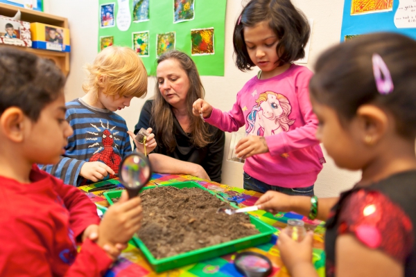 Was lebt in der Erde?
Kinder erforschen und entdecken die Natur. Sie beobachten, was passiert. Neugierig stellen sie sich und uns Fragen, um etwas über ihre Umwelt herauszufinden.
