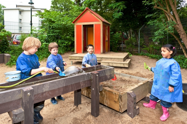 Die Kinder nutzen die Wasseranlage, um zu beobachten und zu experimentieren. Täglich stehen ihnen abwechslungsreiche Forscherecken zum Spiel mit den Elementen wie Wasser und Erde zur Verfügun