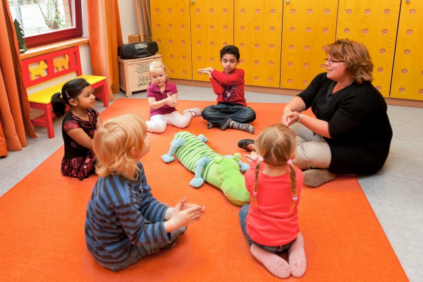 Reime, Verse, Sprachspiele und Lieder unter Miteinbezug von Bewegung lieben Kinder sehr. Sie erfahren Freude an Sprache. Spielerisch lernen sie, sich auszudrücken und sich mitzuteilen.