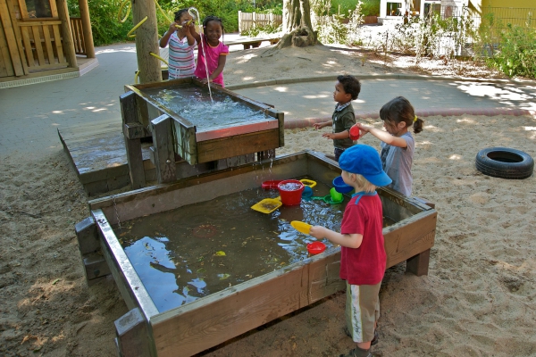 Das Außengelände bietet den Kindern täglich, auch im Wechsel der Jahreszeiten, Gelegenheiten zum gemeinsamen und gruppenübergreifenden Spiel.