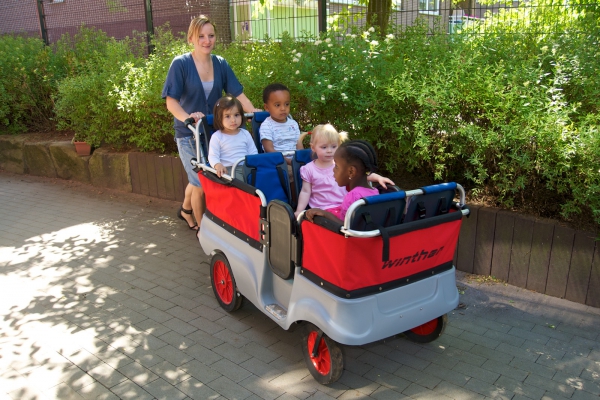 Die Kinder lernen die nahe und entfernte Umgebung rund um ihre KiTa  durch Ausflüge, sowohl zu Fuß als auch auch im Abenteuerwagen, kennen. 