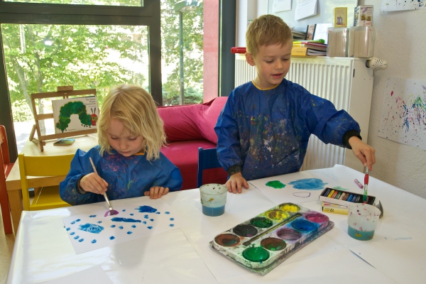 In den täglichen Mal - Bastel und Werkaktionen können die Kinder ihre Kreativität ausleben und eigene Ideen entwickeln.