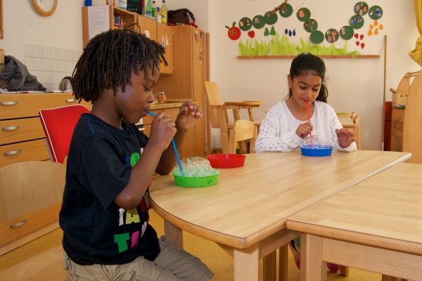 Die natürliche Experimentierfreude der Kinder wird mit unterschiedlichen Material weiter angeregt und neue Zusammenhänge erschließen sich.  
