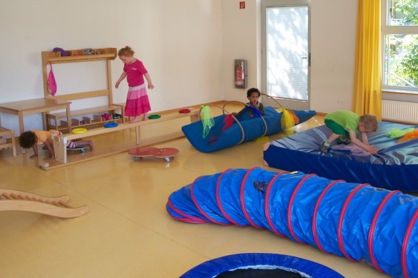 Die Bewegung der Kinder in unsere KiTa hat eine große Bedeutung. In der Mehrzweckhalle haben sie die Möglichkeit zu springen, zu hüpfen, zu klettern, zu balancieren und zu rollen.