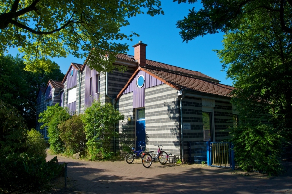 Der Zugang der Einrichtung führt über den Schulhof der Gemeinschaftsgrundschule Am Köhnen. 