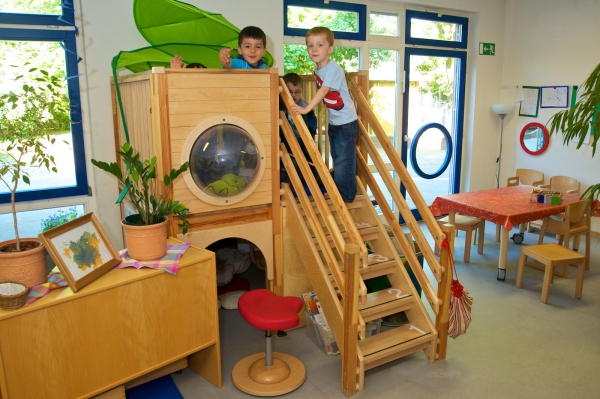 In allen drei Gruppenräumen finden die Kinder Ecken zum Bauen, zum Rollenspiel und ein Malatelier, aber auch Rückzugsmöglichkeiten für verschiedene Wahrnehmungsspiele  und zum Ausruhen.