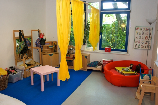 Damit die Kinder sich wohlfühlen und zum Sprechen motiviert werden, findet die Sprachförderung in ihren Gruppenräumen statt. Rollenspielecken sind ein Teil der sprachanregenden Umgebung.