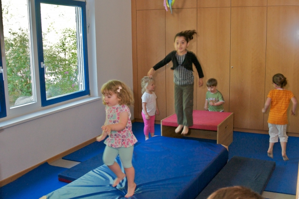 Jeder Gruppenform zugeordnet ist ein Bewegungsraum mit einer Bewegungsbaustelle, die sich die Kinder selbst nach ihren Bedürfnissen gestalten.
