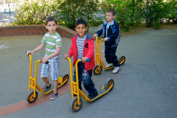 Die Kinder entwickeln ihr Körperbewußtsein durch Bewegung im Außenbereich.